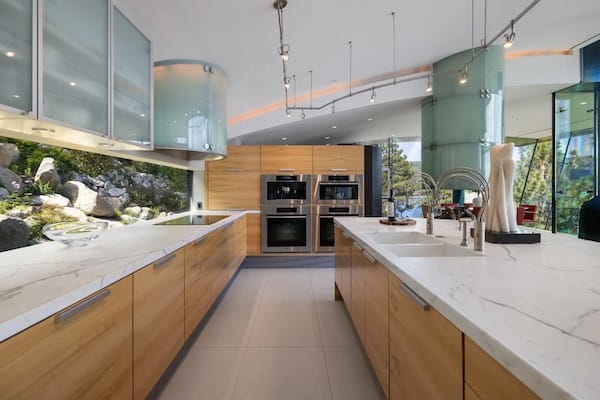 Tahoe Glass House: A Modern Lakefront Masterpiece